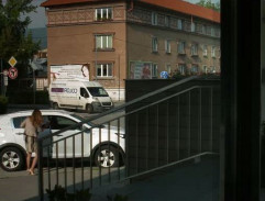 parkovisko pred hotelom v Martine