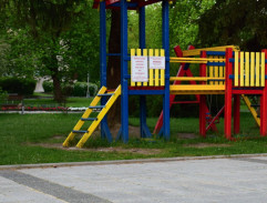 pred cukrárňou v kúpeľoch