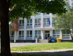 Adela odchádza zo školy