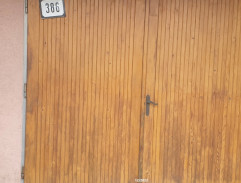 garáž Tereziných rodičov