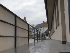 pred lekárňou v Lipanoch