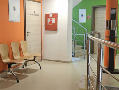 pred kanceláriou primárky