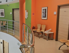 pred primárkinou kanceláriou