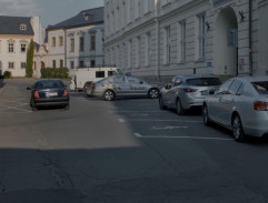 Odjezd od budovy kriminálky