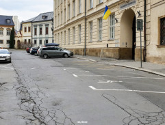 Odjezd od budovy kriminálky