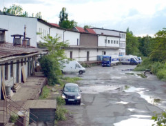 Auto přijíždí k rampě