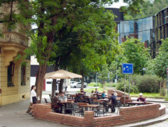 Schůzka na zahrádce restaurace