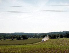 Auto na polní cestě