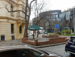 Schůzka na zahrádce restaurace