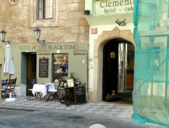 Před domem kde bydlí Petr a Marie