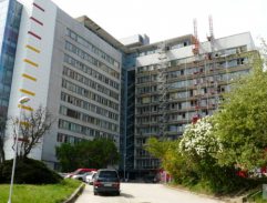 Příjezd sanity k nemocnici