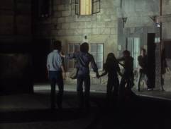 Před domem kde bydlí Petr a Marie