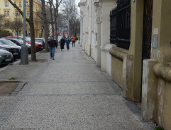 Chlap na střídačku