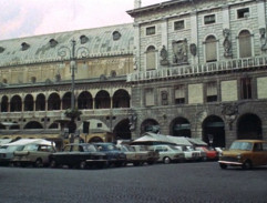 Valerie vjíždí na náměstí