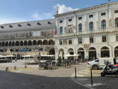 Valerie vjíždí na náměstí