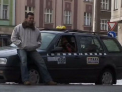 Před domem Dr. Vášové