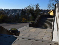 Schodiště od památníku