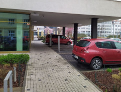 Před agenturou SUNSHINE