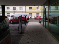 pred vchodom do nadácie SUNSHINE