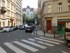 Ulice před kavárnou