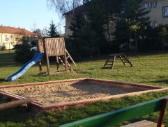 lavička pri panelákoch