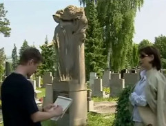 pri náhrobku