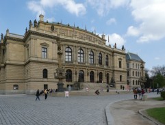 před Rudolfinem