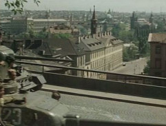 Tanky sjíždí serpentýnou