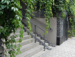 Petra Vávrová na schodech