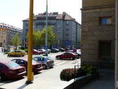 Na ulici před hotelem