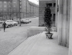 Na ulici před hotelem