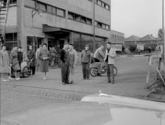 Zaměstnanci před branou závodu