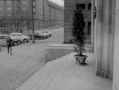 Na ulici před hotelem