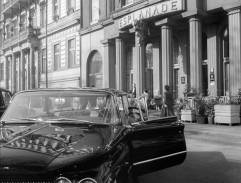 Před hotelem Esplanade