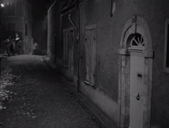 Dva američtí vojáci doprovázejí Barny zpět do jejího domova