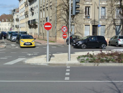 Plukovník jede do kasáren