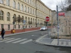 Gwen neumí zastavit koně