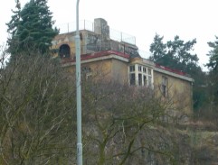 Na terase vily nad skálou