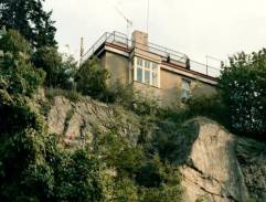 Na terase vily nad skálou