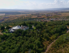 Stavba na vrcholu hory