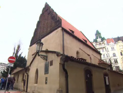 Před Staronovou synagogou