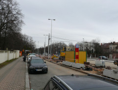 Silnice u činžovního domu