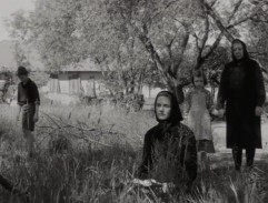 V místě masového hrobu vesničanů