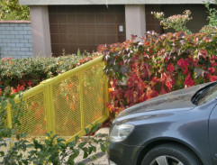 Zábradlí s cedulí