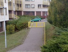 Cesta se žlutým zábradlím