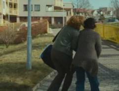 Cesta se žlutým zábradlím