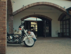 Roman leští motorku