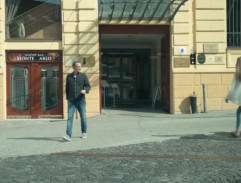 Peter odchádza zo stretnutia