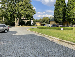 Sanitka přijíždí do léčebny