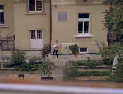 Vchod protějšího domu